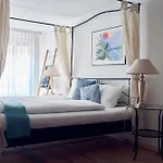 Chez Muna & Lucien Тун
